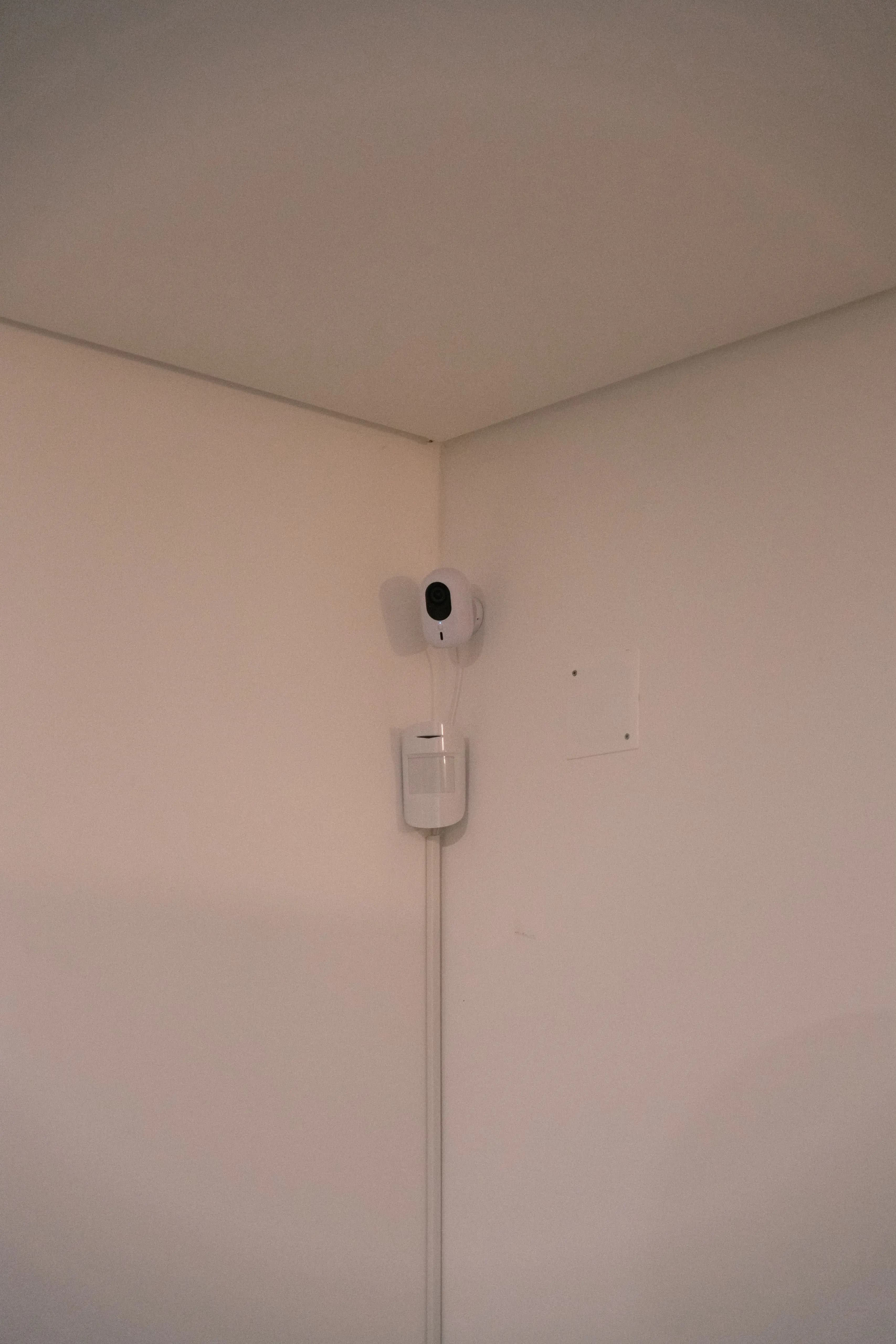 Câmara interior instalada junto a um sensor numa parede