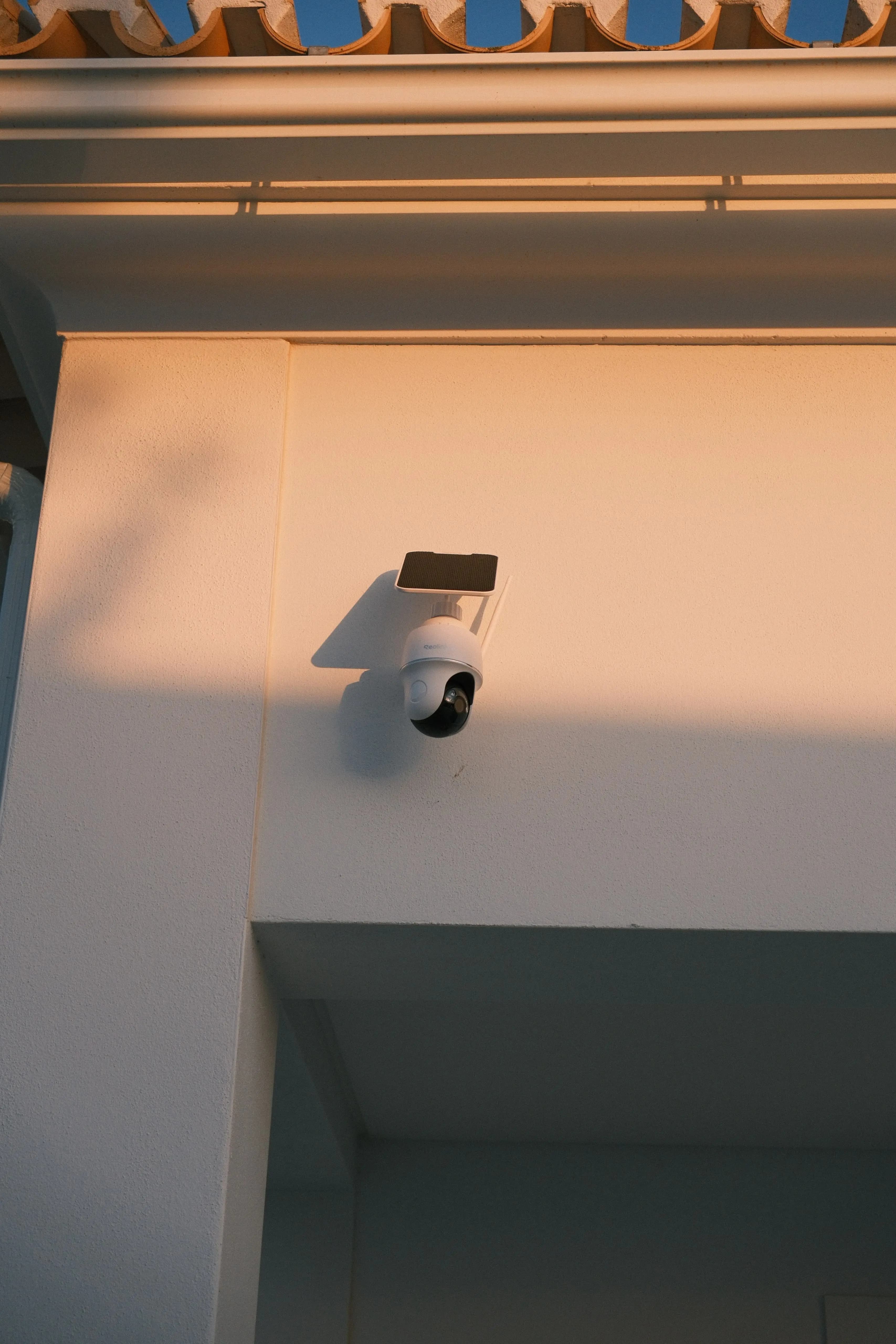Detalhe de uma câmara exterior integrada junto à cobertura