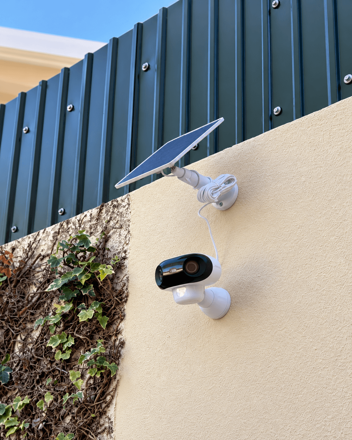 Câmara exterior com alimentação solar instalada junto a uma parede exterior