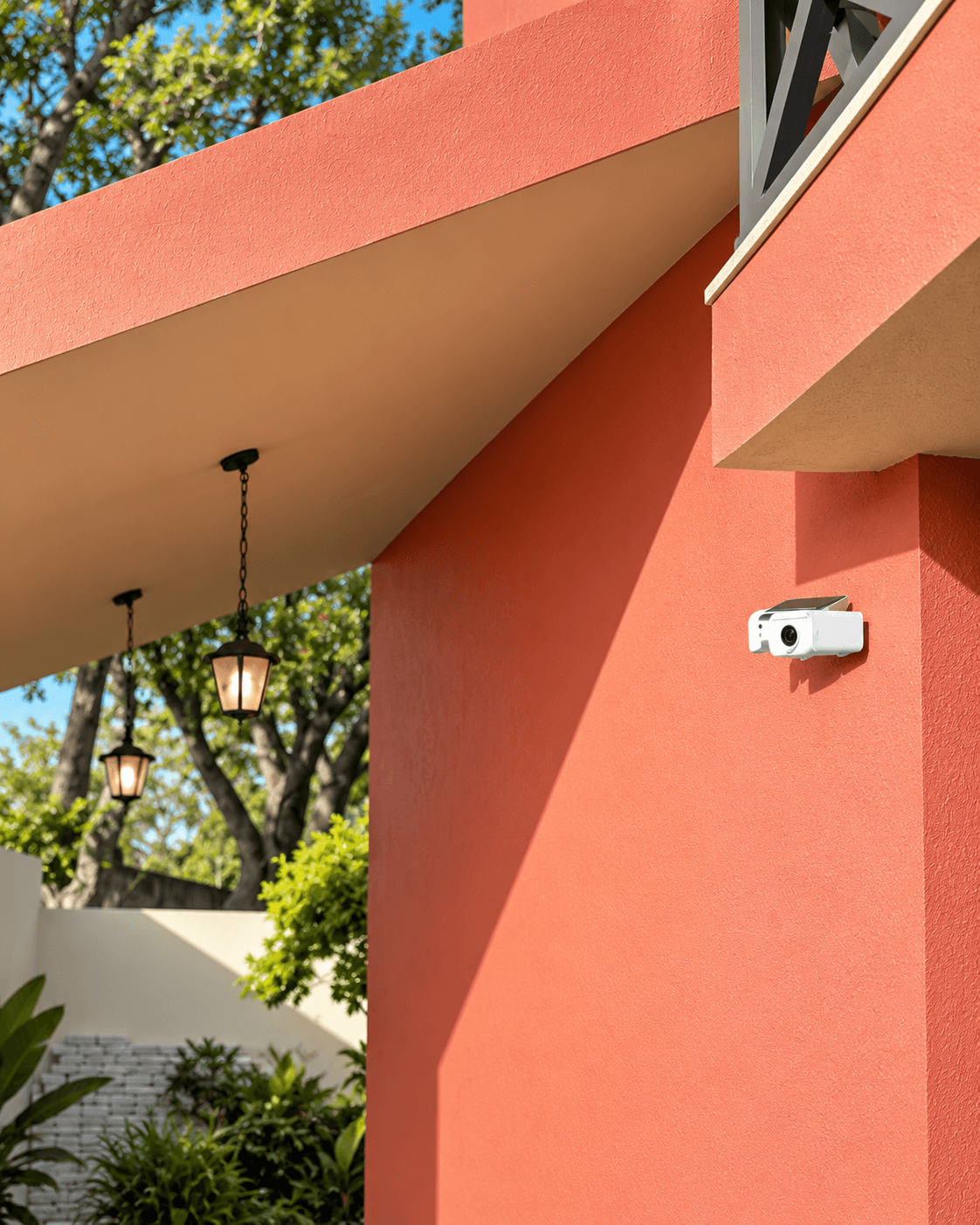 Câmara exterior instalada de forma discreta numa fachada da moradia