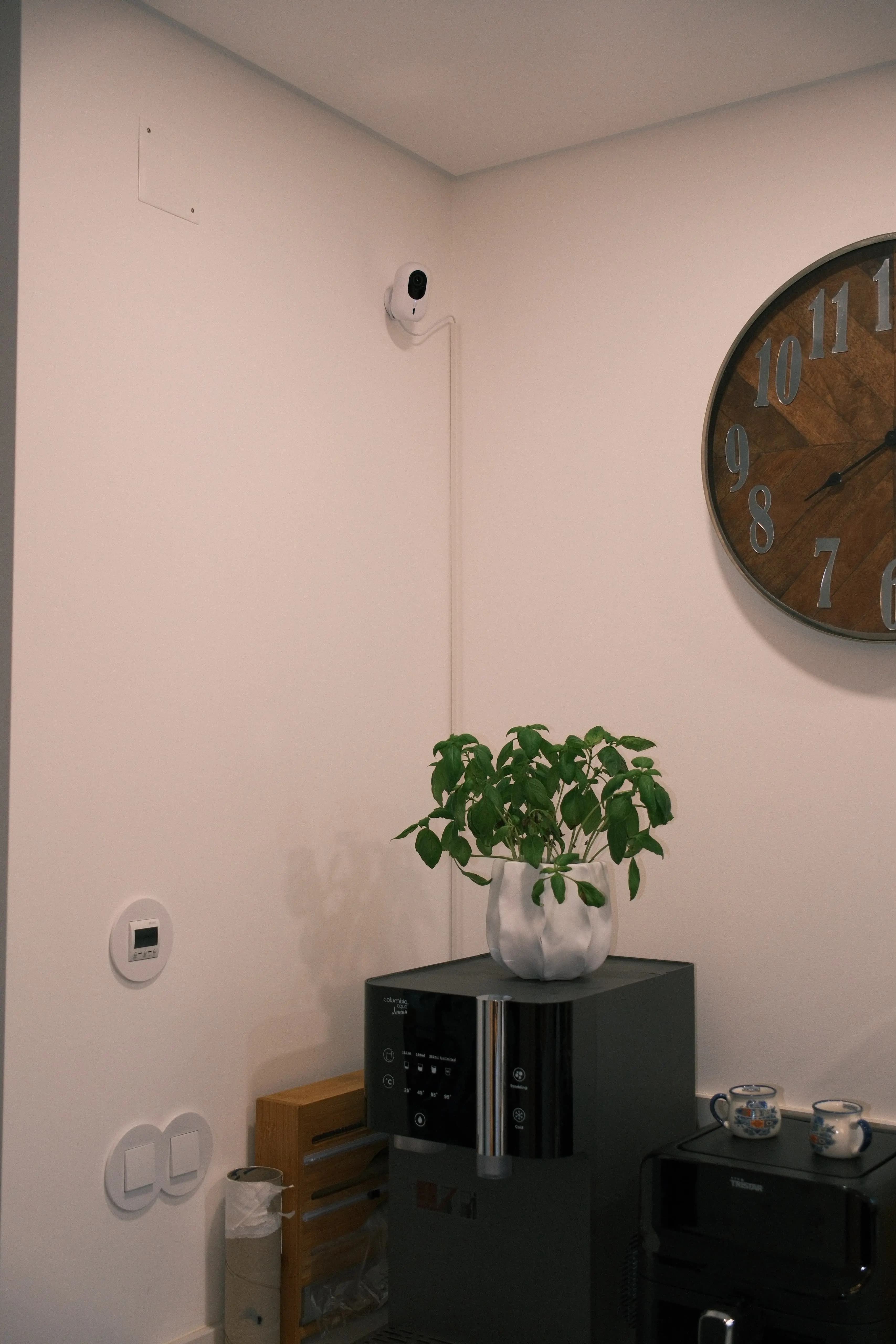 Sistema de segurança integrado discretamente num espaço habitado